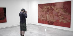 Museo Permanente de la Fundación César Manrique, turista fotografiando un cuadro de César Manrique