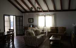 Interior de Casas Tomare, equipado con TV, DVD e hilo musical