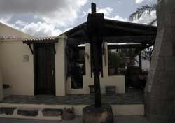 Lagar, prensa de madera para extraer el mosto de la uva, del museo Tanit, San Bartolomé, Lanzarote
