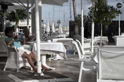 Tomando café y leyendo en la terraza Amura, Puerto Calero, Lanzarote