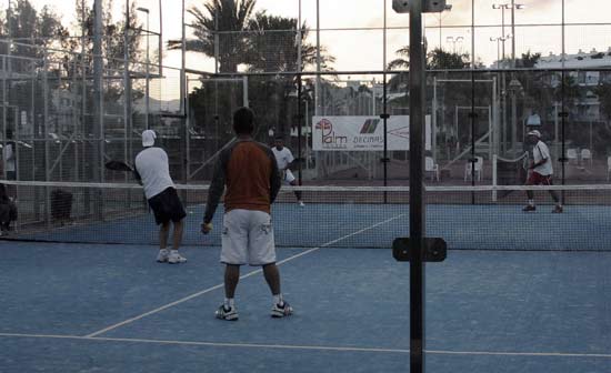 Partida de pádel en Lanzarote, Centro Deportivo Fariones, Puerto del Carmen, Lanzarote