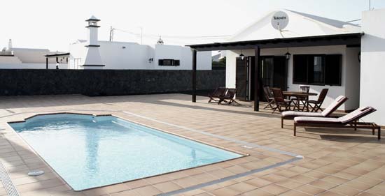 Terraza, piscina y barbacoa de Casas Tomare, El Islote, San Bartolomé