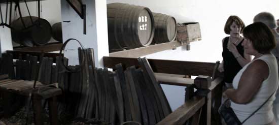 Turistas observando taller de tonelería en el Museo del Vino El Grifo, Lanzarote