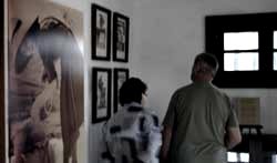 Turistas observando las piezas etnográficas del Museo El Patio, Tiagua, Lanzarote