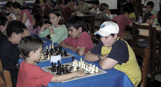 Niños jugando al ajedrez en Lanzarote