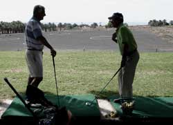 Un aprendiz atiende a su profesor de golf, en el club de golf Costa Teguise, Lanzarote