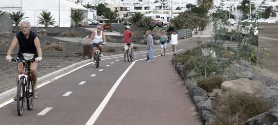 Ciclistas en Lanzarote, paseo de Guacimeta