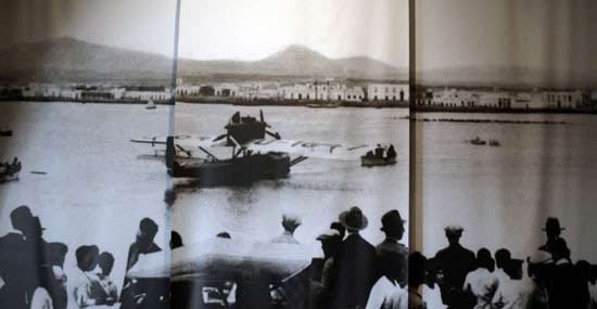 Ramón Franco aterrizando en Lanzarote en 1924, imagen histórica expuesta en el Museo Aeronáutico de Lanzarote