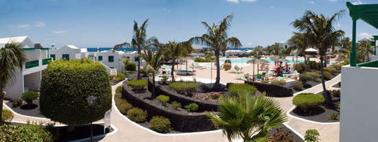 Piscina principal y jardines de Costa Sal, complejo de apartamentos de Puerto del Carmen, Lanzarote