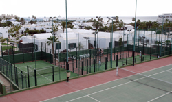 Magníficas pistas de pádel y tenis de Costa Sal, complejo de apartamentos de Puerto del Carmen, Lanzarote