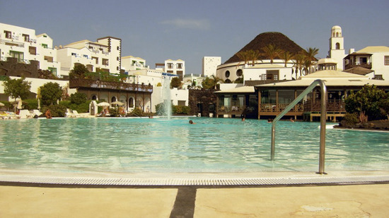 Panorámica de la piscina principal del Meliá Volcán, hotel de 5 estrellas de Playa Blanca
