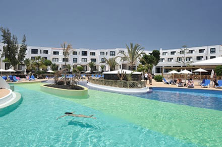 Panorámica de la piscina principal de los apartamentos Lanzarote Bay, complejo de apartamentos de 3 llaves de Costa Teguise