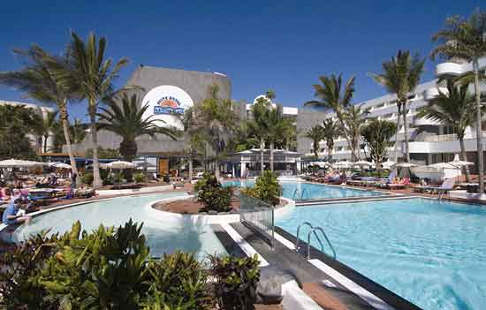 Vista aérea del Suite Hotel Los Fariones y Playa Blanca o Playa Grande