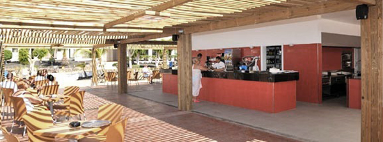 Snack bar junto a la piscina principal de los apartamentos Lanzarote Bay, complejo de apartamentos de 3 llaves de Costa Teguise