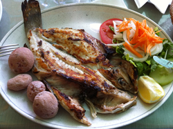 Ración de cherne del restaurante El Amanecer, Arrieta, Lanzarote, especialidad en pescado fresco