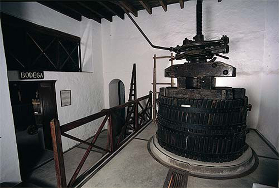 Turistas observando taller de tonelería en el Museo del Vino El Grifo, Lanzarote