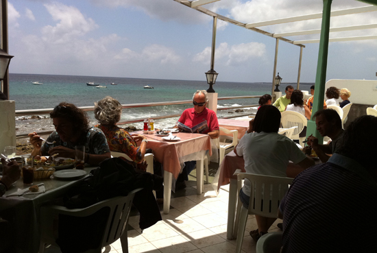 Terraza del restaurante El Amanecer, Arrieta, Lanzarote, especialidad en pescado fresco