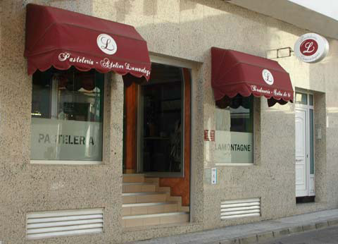 Fachada de Cafetería-Pastelería Lamontagne en la calle José Antonio de Arrecife, Lanzarote