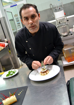 Ludovic Lamontagne confeccionando sus pasteles y dulces
