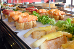 Tabla de montaditos de La Cepa, pinchos y tapas