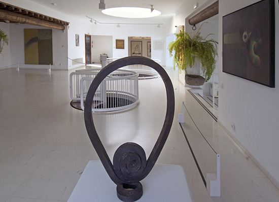Fundación César Manrique. Museos en Lanzarote. Turistas en la exposición permanente de la Fundación César Manrique, Tahíche, Lanzarote