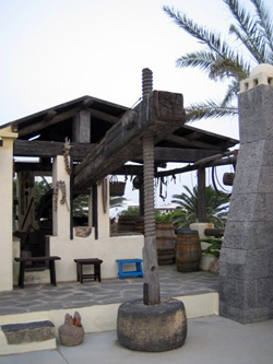 Lagar, prensa de madera para extraer el mosto de la uva, del museo Tanit, San Bartolomé, Lanzarote