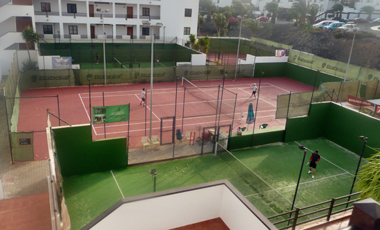 Panorámica de las pistas de pádel y tenis del club Santa Bárbara de Costa Teguise, Lanzarote