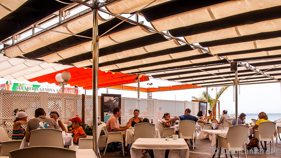 Estancia exterior del restaurante El Olivo, Playa Blanca, Lanzarote
