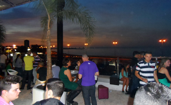 Vista de Arrecife desde la espectacular terraza de la discoteca Aqua, vida nocturna en Lanzarote