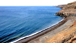 Playa de La Arena de arena negra en Playa Quemada, Lanzarote 