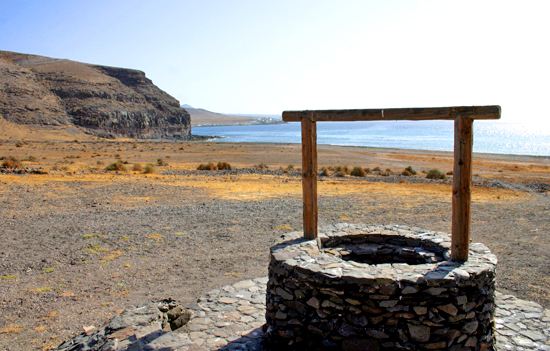 Playa de arena negra El Pozo, en Playa Quemada, al sur de Lanzarote