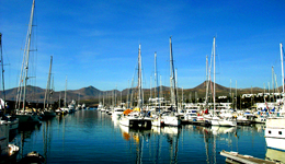 Puerto Calero, puerto deportivo, restaurantes y alojamiento en Lanzarote