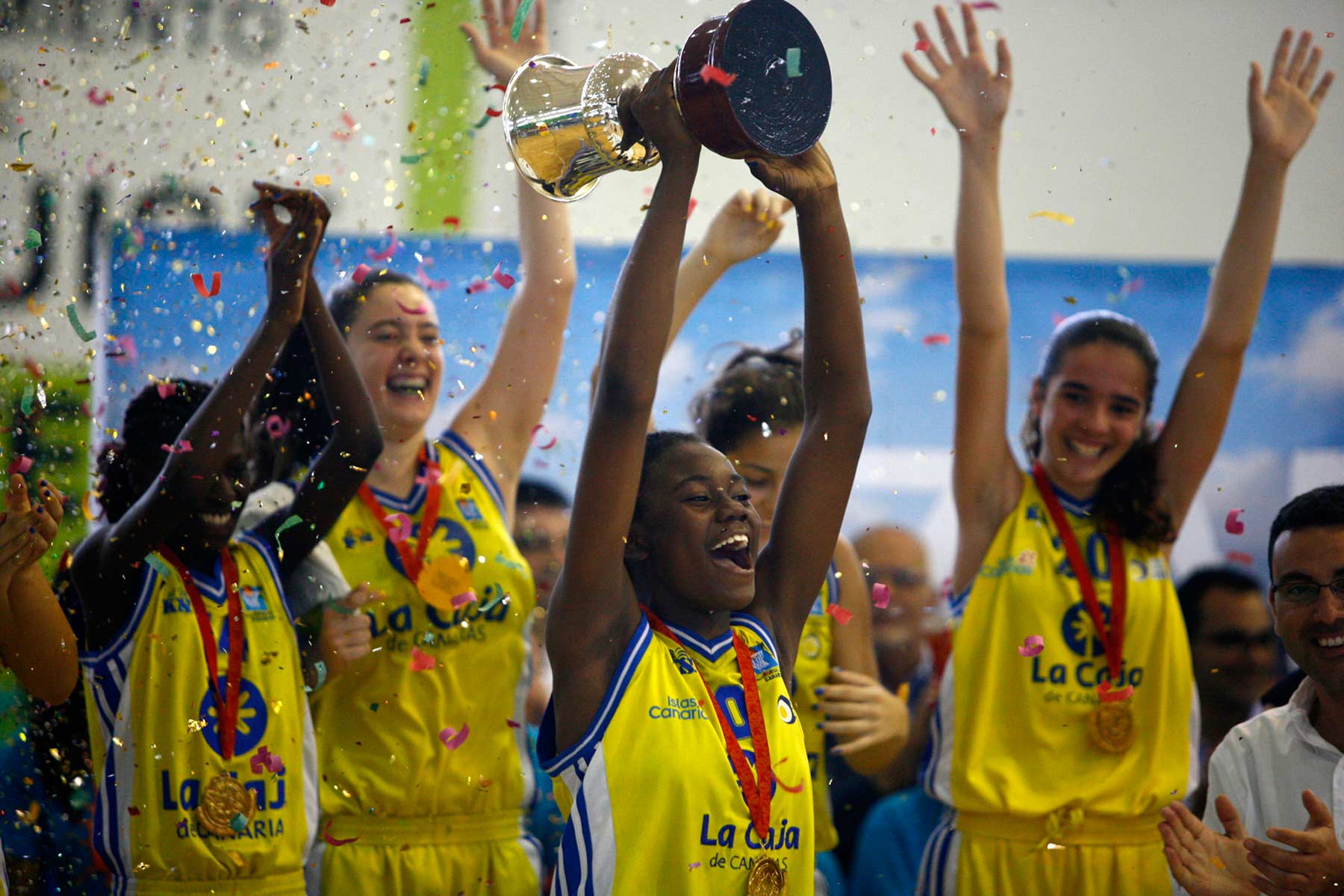 La Caja de Canarias Gran Canaria levanta la copa al derrotar al UE Mataró por 64 a 37 en la edición de 2012. Campeonato de España Infantil Femenino de Baloncesto