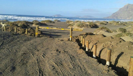 El alcalde de Teguise rechaza el cierre del acceso rodado a la zona del Rincón de la playa de Famara que ha realizado Costas