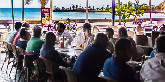 Día del Grupo en La Botica, comida o cena para 4 o mas personas en Arrecife