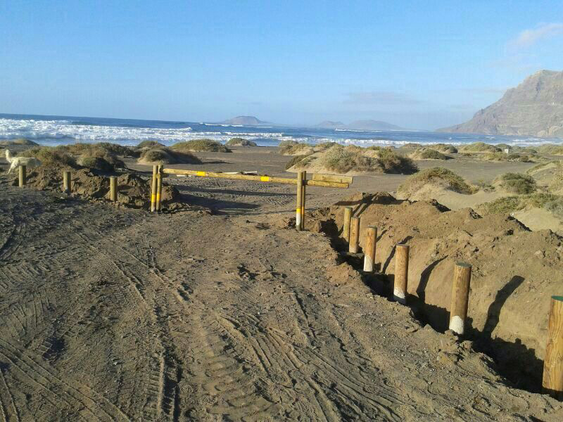 El alcalde de Teguise rechaza el cierre del acceso rodado a la zona del Rincón de la playa de Famara que ha realizado Costas