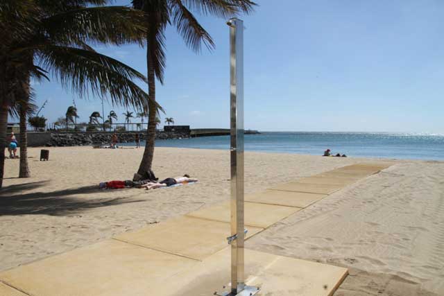 El Ayuntamiento de Arrecife saca a concurso el servicio de hamacas, sombrillas y elementos náuticos en la Playa del Reducto