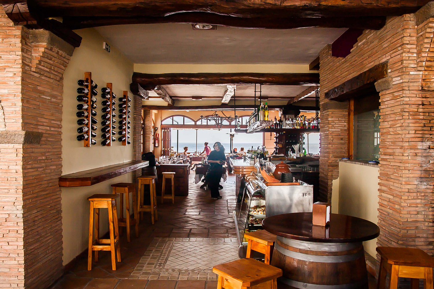 Vista interior desde la entrada a La Taberna de Nino, restaurante de tapas y pinchos en Puerto del Carmen