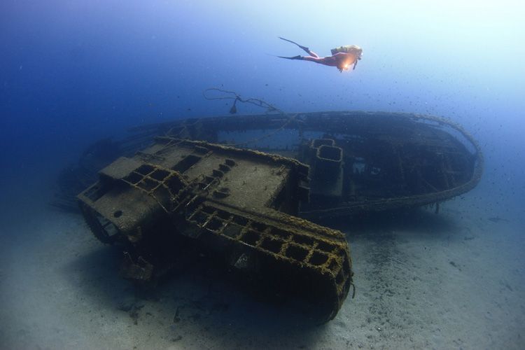 submarinista sobre barco hundido