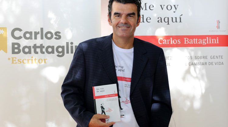 Carlos Battaglini presentando su libro de relatos cortos Me voy de aqui
