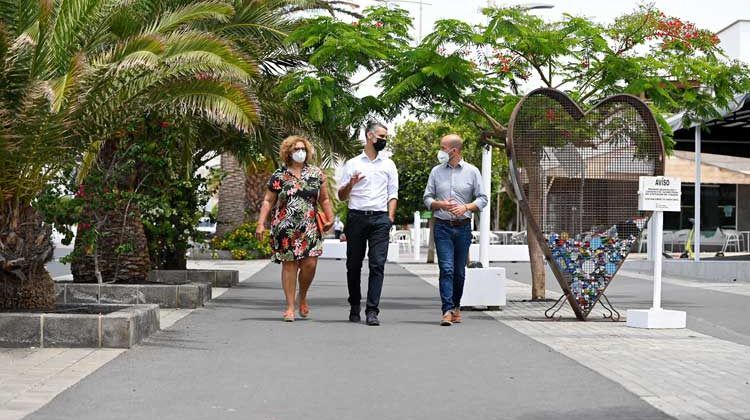 el alcalde san bartolome y dos concejales pasean por la calle mayor de playa honda