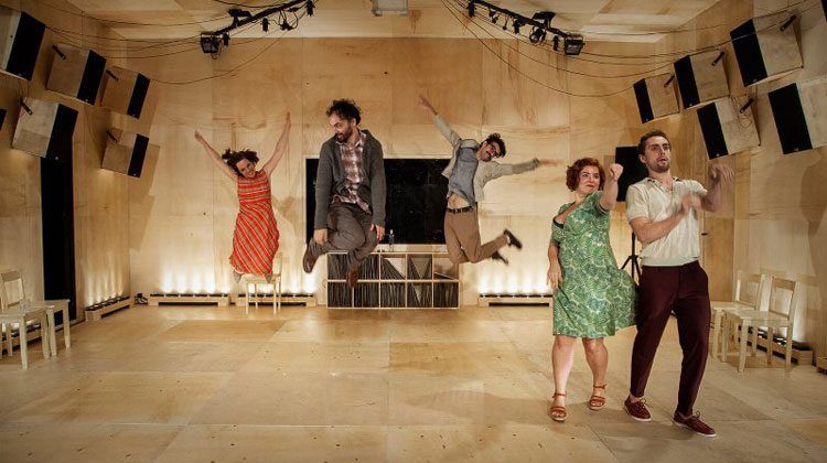 escena de la obra teatral las canciones