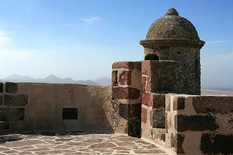 Vistas desde la cima del Castillo de Santa Bárbara de Teguise