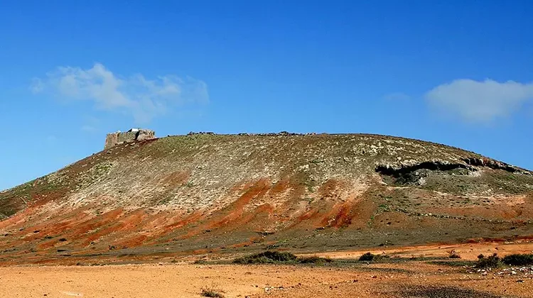 Castillo de Santa Bárbara y Montaña Guanapay de Teguise