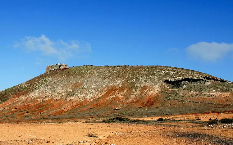 Castillo de Santa Bárbara y Montaña Guanapay de Teguise