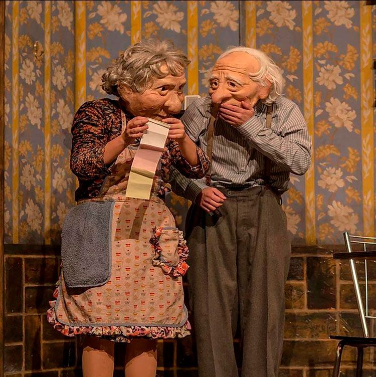 escena teatro de mascaras Solicitudes