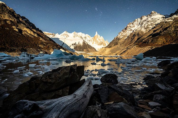 Fotografía de Juán Méndez an la exposición Caminante nocturno