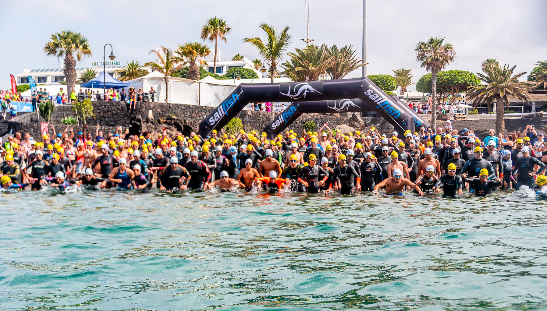 Emmax Swim 2025 – Travesía a nado en Playa Honda, Lanzarote Nadadores en la salida de la Emmax Swim 2025 en Playa Honda, San Bartolomé