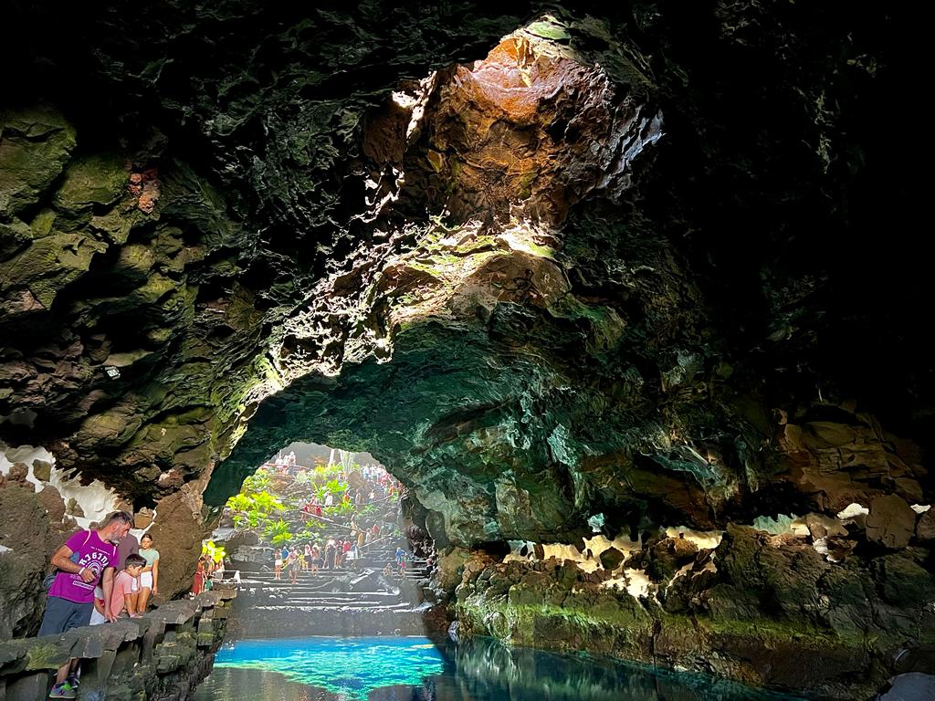 Equinox Lanzarote 2025 en Jameos del Agua Público recorriendo los pasajes volcánicos de Jameos del Agua durante el festival internacional Equinox Lanzarote 2025.