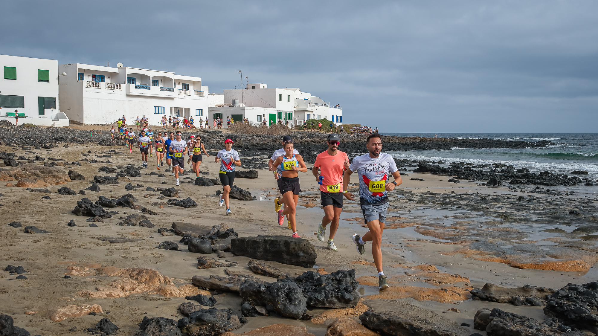 Corredores en la playa durante la Famara Total 2025 en Lanzarote